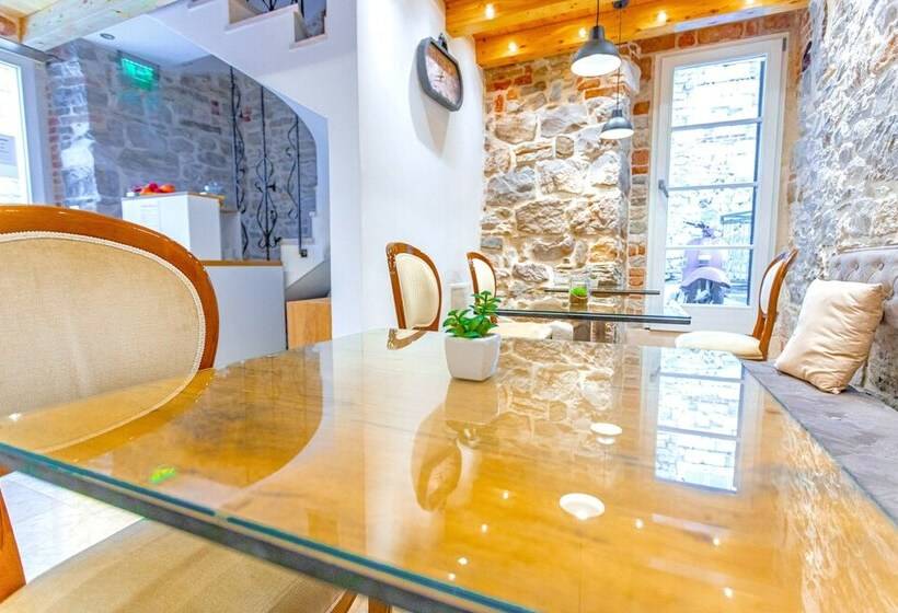 پانسیون L U X E Split Luxury Rooms