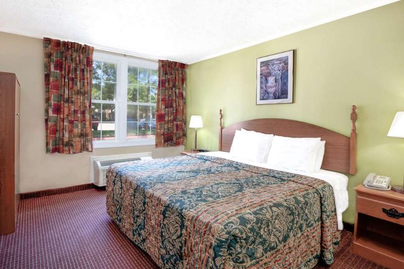 בית מלון כפרי Days Inn and Suites Sugar Land Stafford