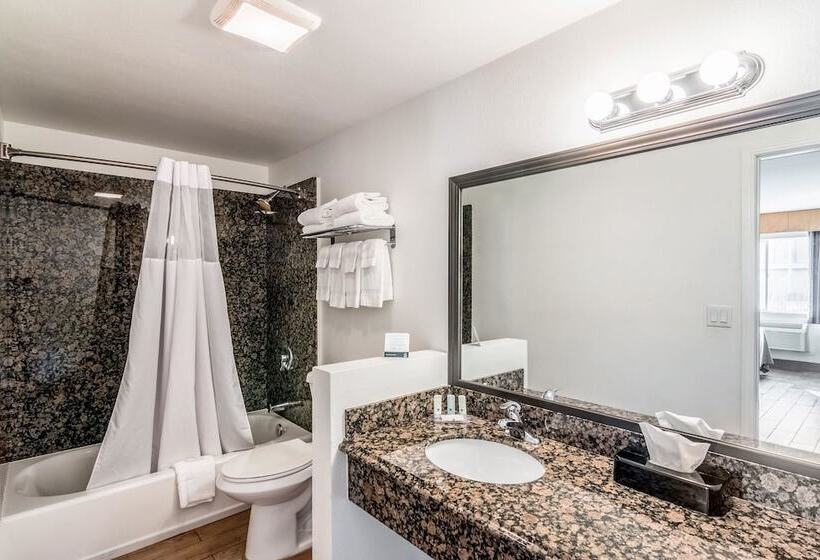 호텔 Quality Inn & Suites Near Downtown Bakersfield