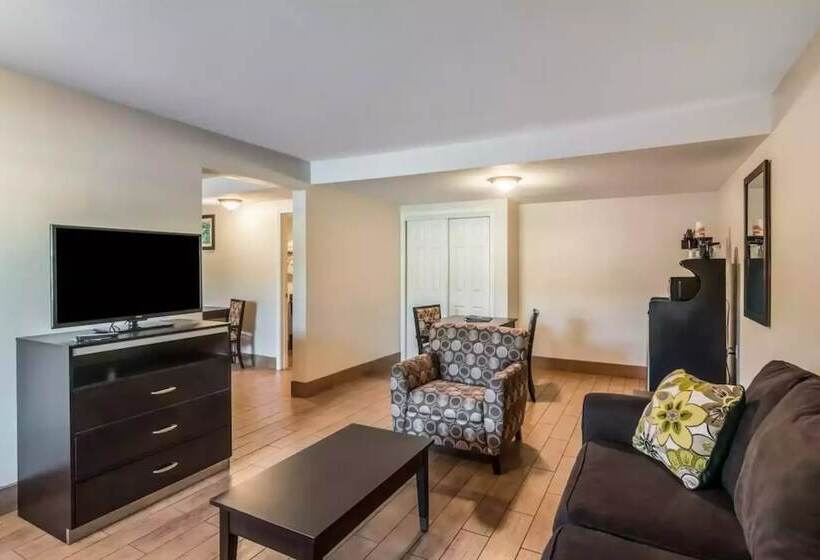 호텔 Quality Inn & Suites Near Downtown Bakersfield