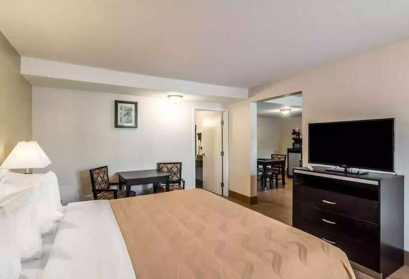 호텔 Quality Inn & Suites Near Downtown Bakersfield