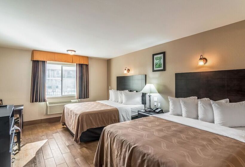 호텔 Quality Inn & Suites Near Downtown Bakersfield