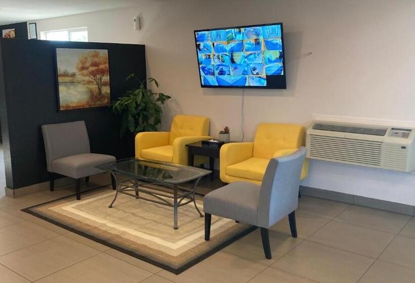 호텔 Quality Inn & Suites Near Downtown Bakersfield