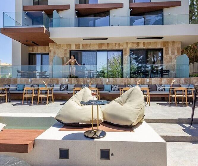 בית מלון כפרי Acro Upscale Residences