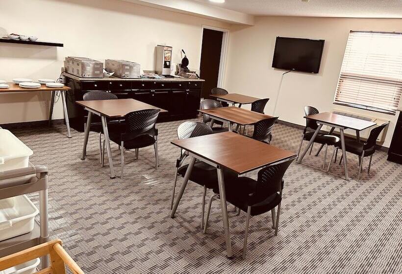 酒店 Aurora Park Inn & Suites