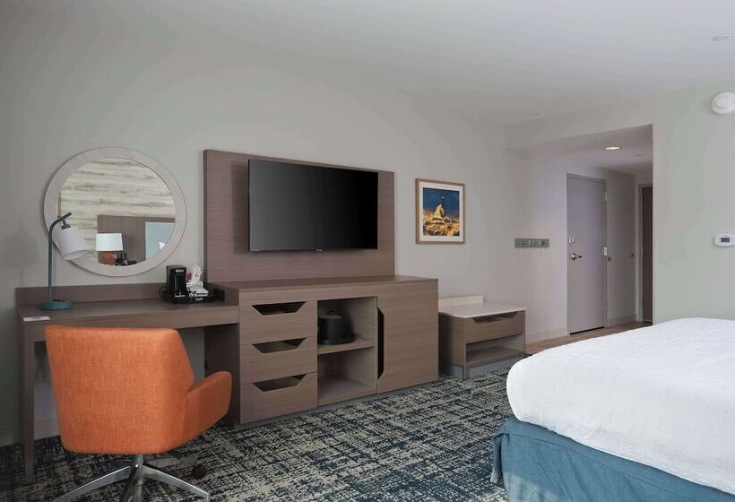 Отель Hampton Inn & Suites Manistee Waterfront