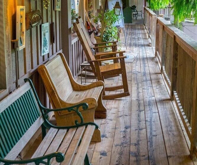 King Guest Room Located At The Entrance To Mountain Harbor Just 2 1/2 Miles From Lake Ouachita. By R
