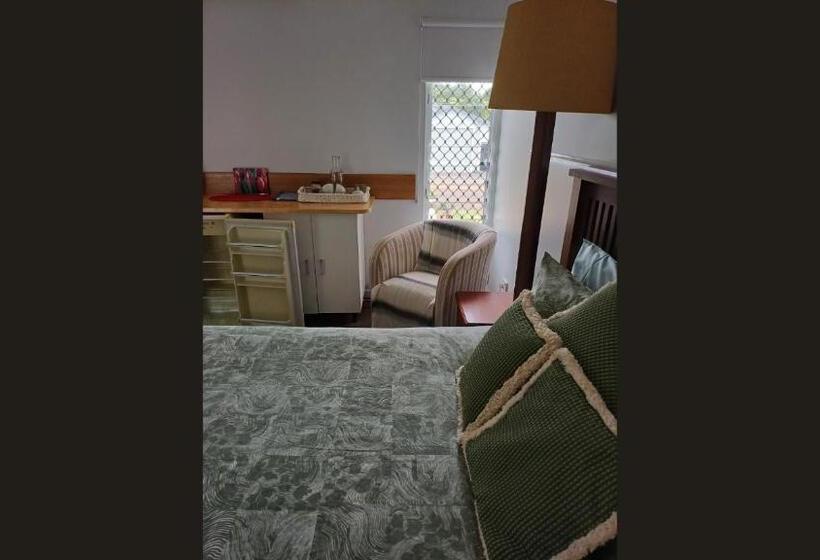 פנסיון Room In Guest Room   Cozy Room With Separate Entrance And Ensuit Bathroom