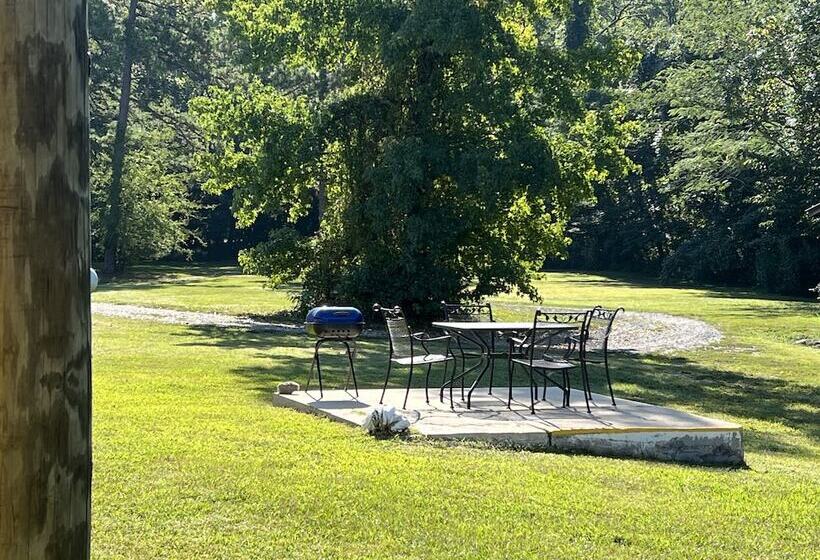 Queen Guest Room Located At The Joplin Inn At The Entrance To Mountain Harbor, Just 2 1/2 Miles From