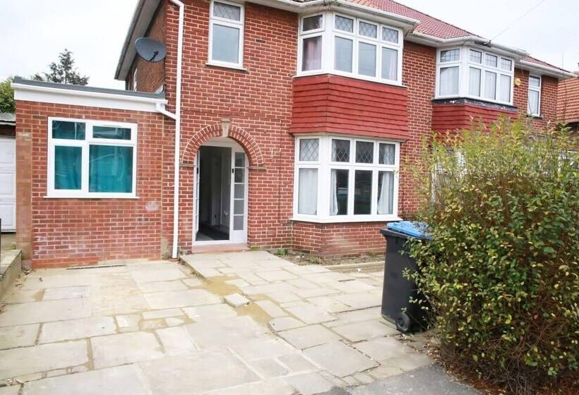 住所  Deluxe 4 Bed House Close2 Wembley Stadium