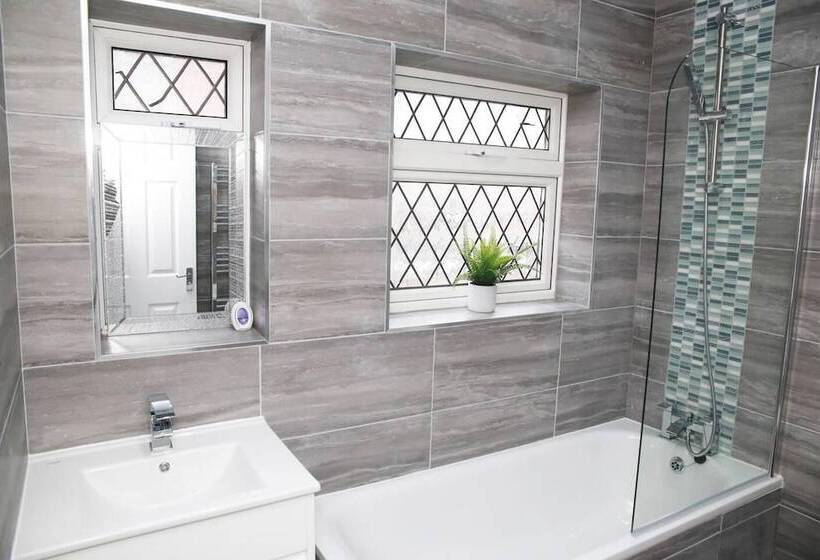 住所  Deluxe 4 Bed House Close2 Wembley Stadium