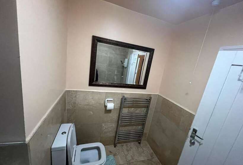 اقامتگاه Remarkable 3 Bed House In Westcliff On Sea