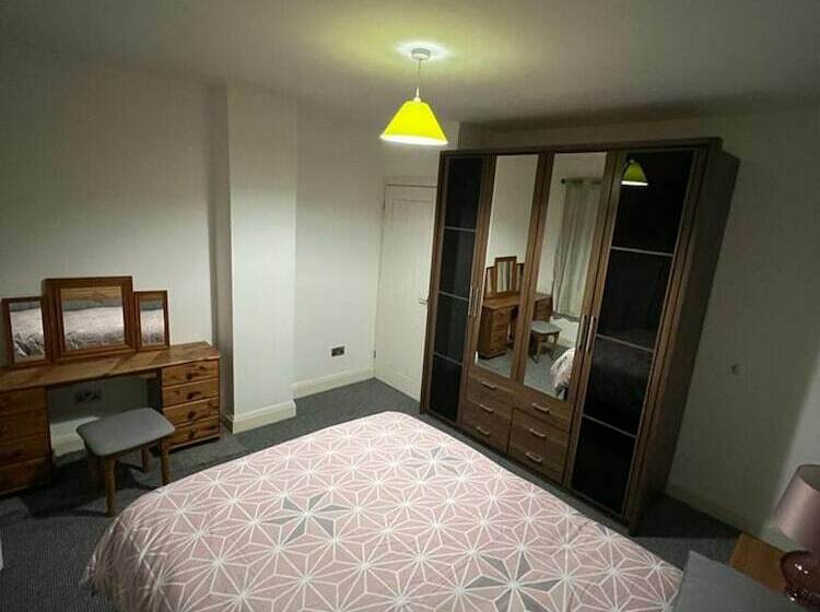 اقامتگاه Remarkable 3 Bed House In Westcliff On Sea