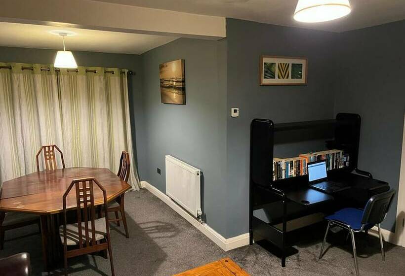 اقامتگاه Remarkable 3 Bed House In Westcliff On Sea