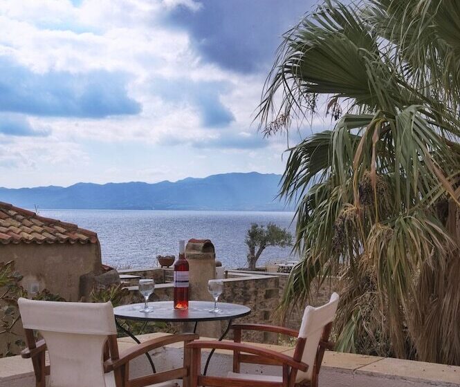 پانسیون Menexes Suites Monemvasia
