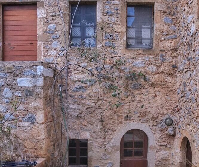 پانسیون Menexes Suites Monemvasia