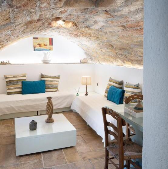 پانسیون Menexes Suites Monemvasia