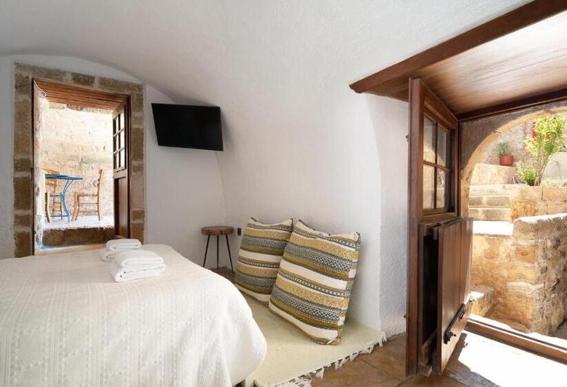 پانسیون Menexes Suites Monemvasia