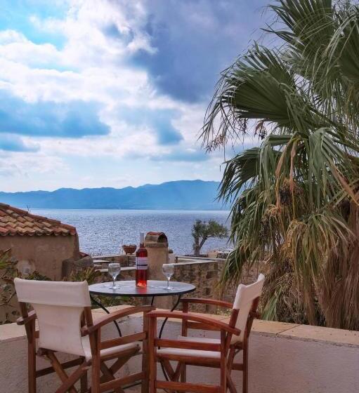 پانسیون Menexes Suites Monemvasia