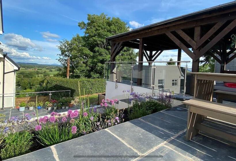 דירת נופש Cottage With Stunning Views And Hot Tub