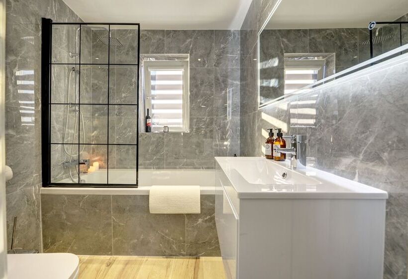 اقامتگاه Modern 2br House & Private Parking & Kid Friendly