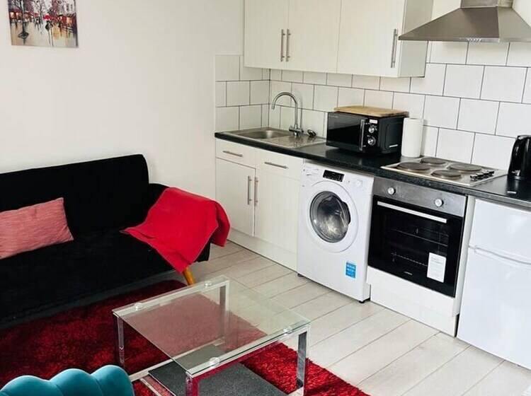 住所  Stunning 2 Bed House In Chatham