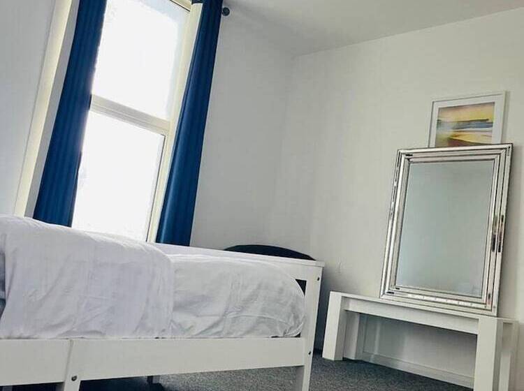 住所  Stunning 2 Bed House In Chatham