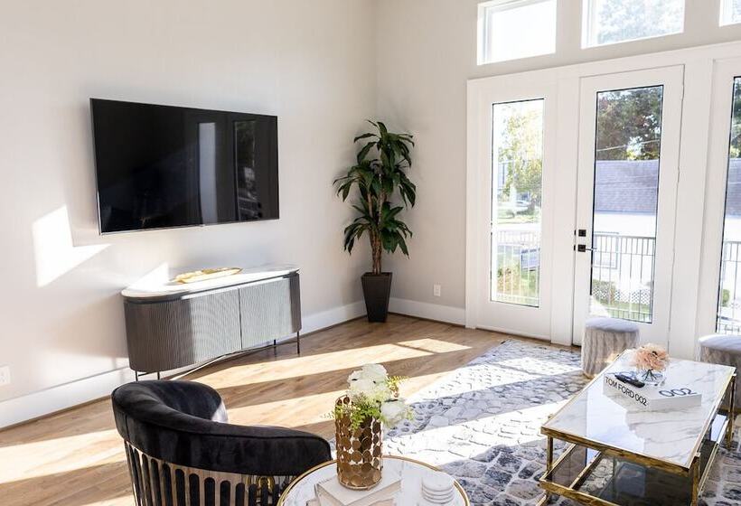 اقامتگاه Stylish Luxury Downtown Home