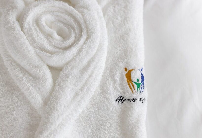 Abraços Dos Avós   Casas De Aldeia