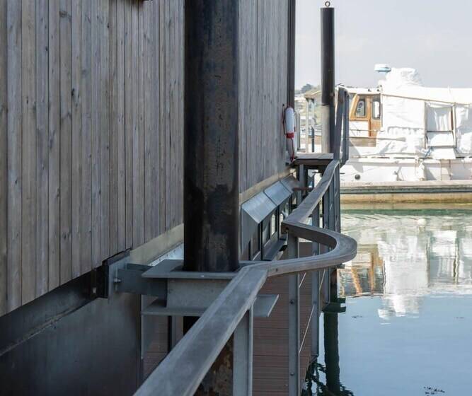 فندق Houseboat Eleuthera