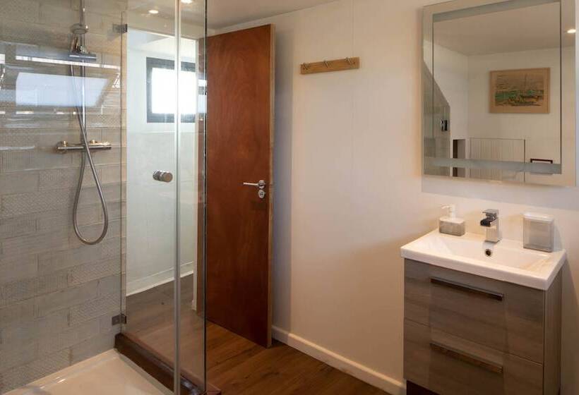 فندق Houseboat Eleuthera