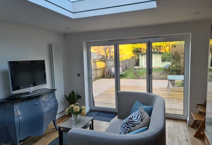 住所  Newly Refurbished 4 Bed House In Bournemouth