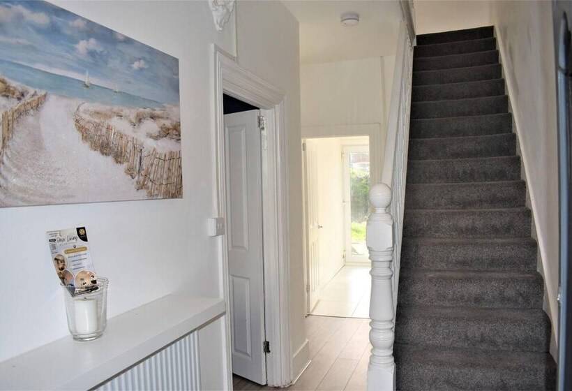 اقامتگاه Cosy, Modern House Nearby Seafront   Southend