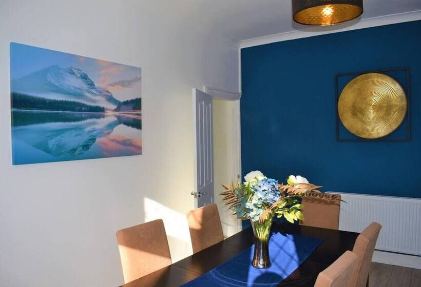 اقامتگاه Cosy, Modern House Nearby Seafront   Southend
