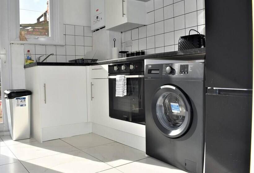 اقامتگاه Cosy, Modern House Nearby Seafront   Southend