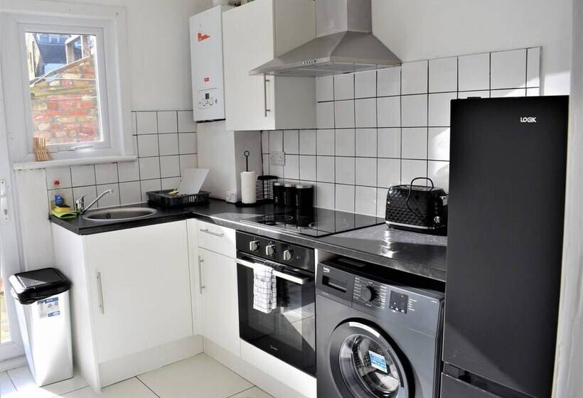 اقامتگاه Cosy, Modern House Nearby Seafront   Southend