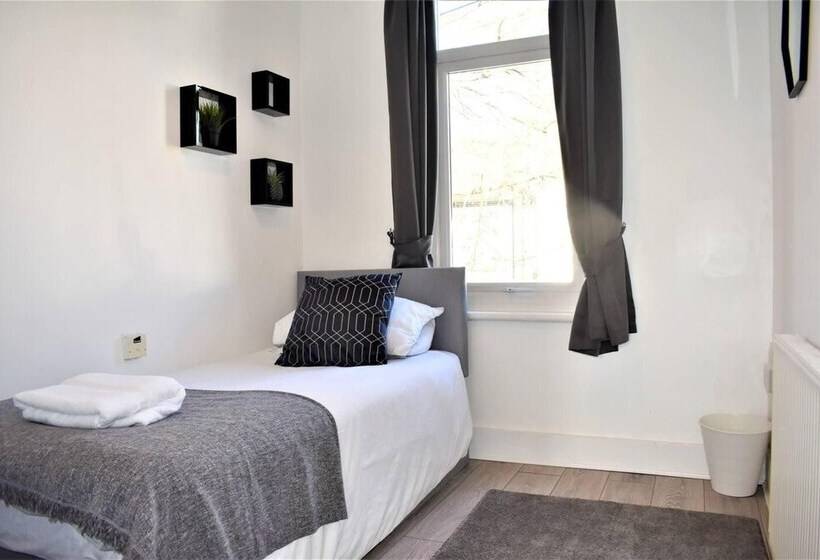 اقامتگاه Cosy, Modern House Nearby Seafront   Southend