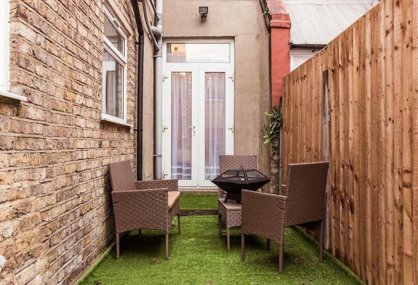 إقامة North Central London House/ Sleeps8/garden/wifi