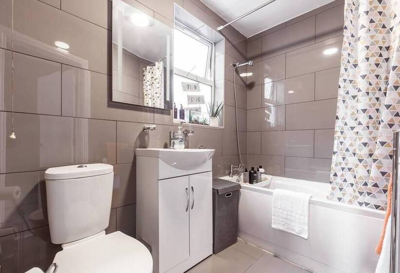 إقامة North Central London House/ Sleeps8/garden/wifi