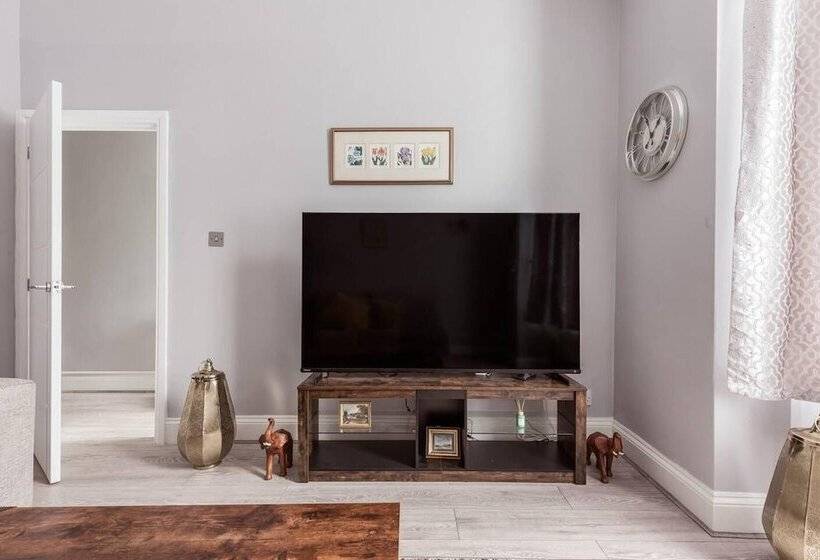 إقامة North Central London House/ Sleeps8/garden/wifi