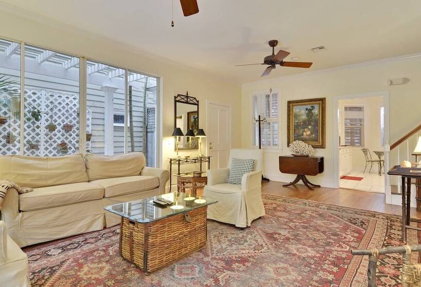 Amelia Home By Avantstay In Historic Old Town W/ Pool