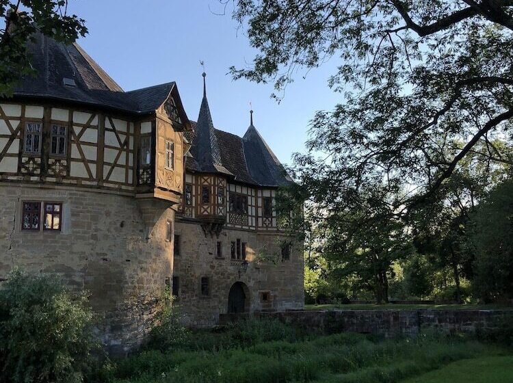 Отель Urlaub Im Wasserschloss Irmelshausen