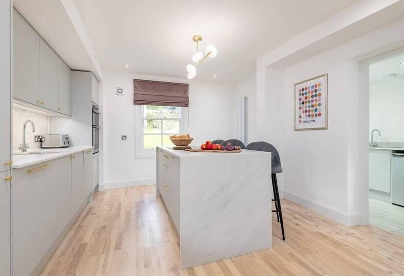 住所  Captivating 4 Bed House In Killin