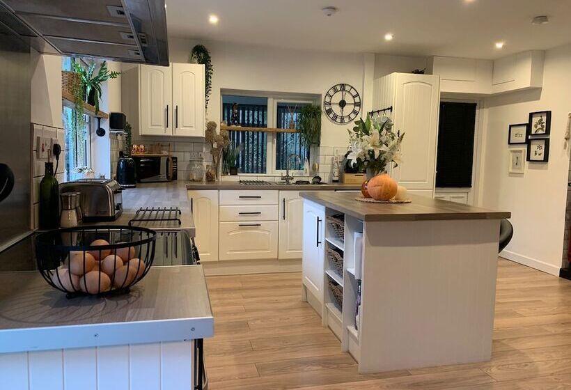住所  Impeccable 3 Bed Bungalow Near Launceston