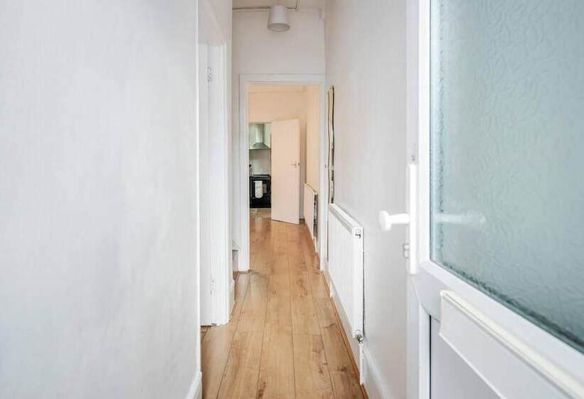 住所  Impeccable And Welcoming 3 Bed House In London
