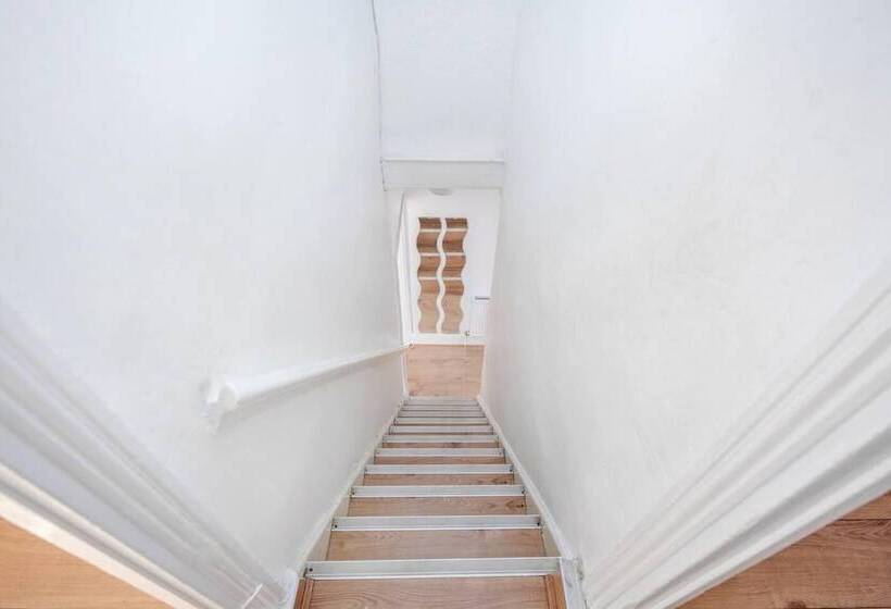 住所  Impeccable And Welcoming 3 Bed House In London