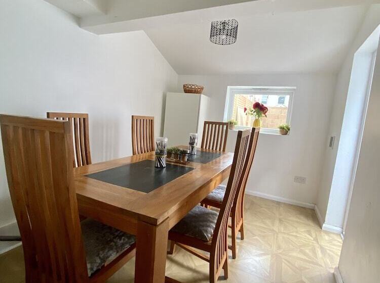 레지던스 Lovely And Cosy House In Cardiff, South Wales