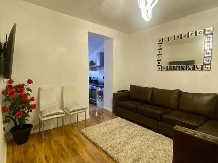 레지던스 Lovely And Cosy House In Cardiff, South Wales