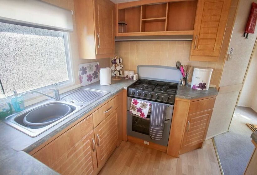 Beautiful 3 Bed Cabin In Pembrokeshire Coast