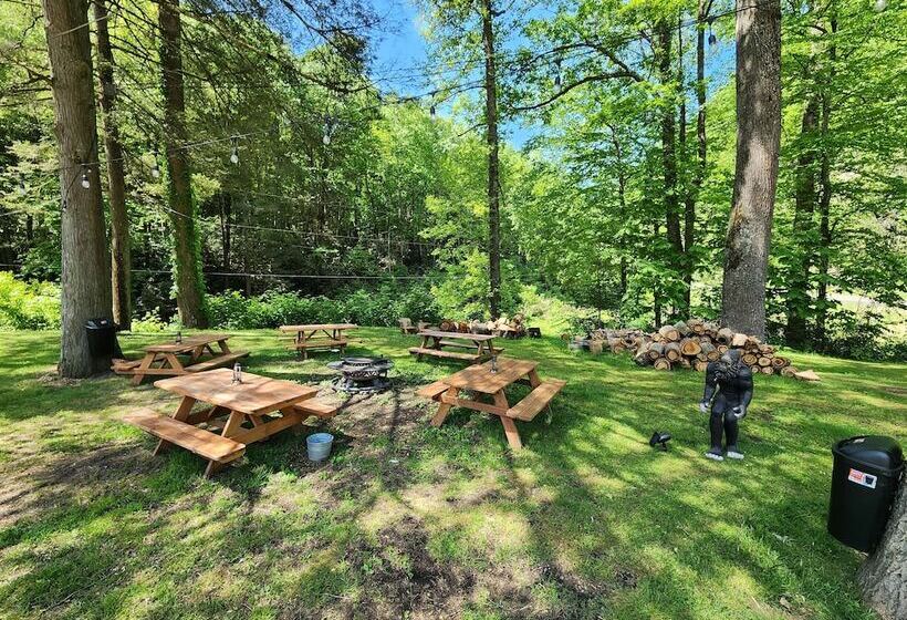 Gateway To The Breaks Motel